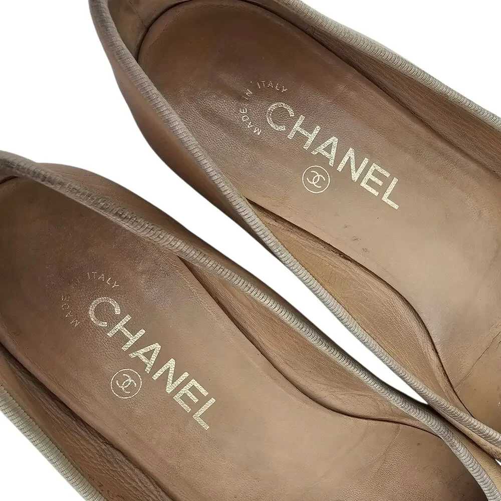 Chanel CC Cap Toe Ballet Flat Beige Tan Black Leather Slipper Size 38.5 7.5 8